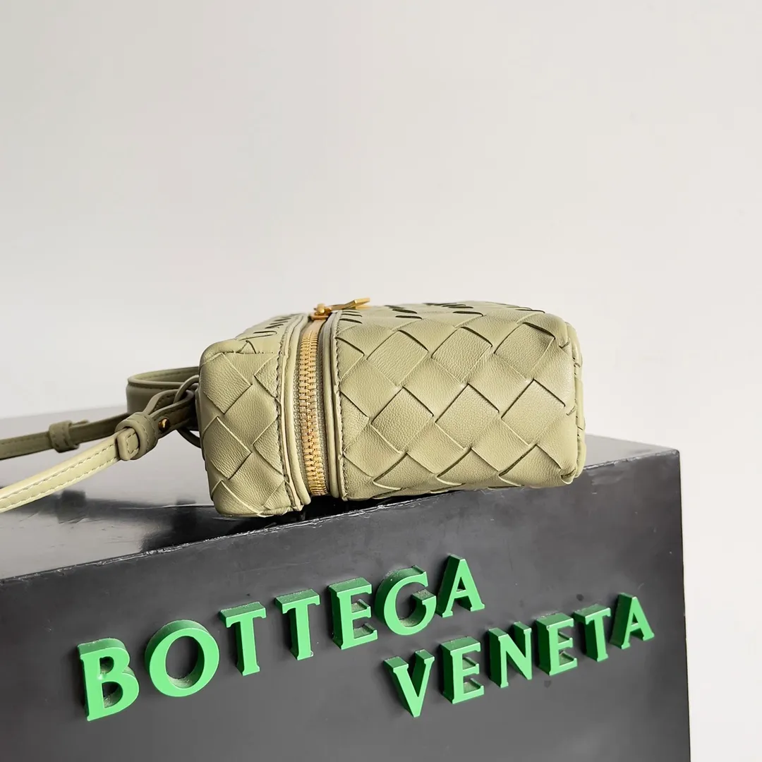 Batch 1360 Bottega Veneta 24 spring and summer woven zipper crossbody bag. A crossbody bag that can be used as a cosmetic bag. The exquisite weaving and compact body are an indispensable accessory for the upcoming summer. The double zipper also better protects the bag. It has a large capacity. If you like it, don’t miss it. Style number: 789109 Size: 22*12.5*5cm